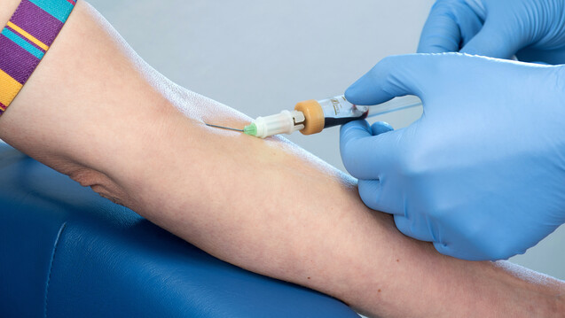 Bei gut eingestellten Schilddrüsenpatienten reicht eine jährliche Kontrolle der Blutwerte. (c / Foto: Werner/stockadobe.com)