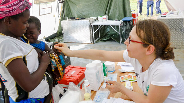 AoG-Einsatzkraft Marjolein
Jacob im Camp in Inhanjou bei der Abgabe einer Malaria-Therapie (Foto: AoG)