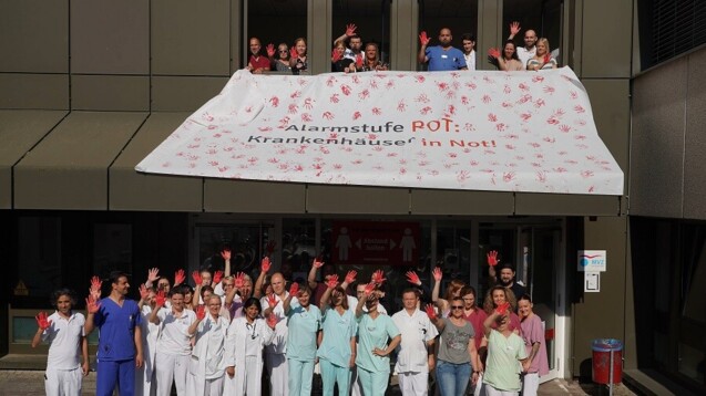 Auch in der Kreisklinik in Groß-Gerau beteiligen sich die Mitarbeiter am Protest an diesem Dienstag. (IMAGO / Marc Schüler)