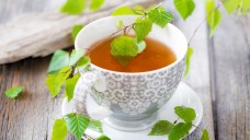 Tee aus Birkenblättern: Wird in der Apotheke häufig nachgefragt. (Foto: Hetizia / Fotolia)