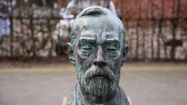 Alfred Nobel ist der Stifter der Nobelpreise, hier seine Büste in Geesthacht. (Foto: imago)