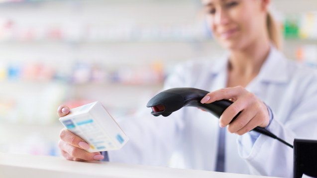 Ab Februar 2019 muss der neue Data-Matrix-Code auf Arzneimittelpackungen in der Apotheke gescannt werden. (Foto: Pikselstock / stock.adobe.com)