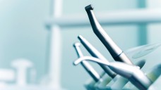 Wenn Zahnärzte zum Bohrer greifen, stehen sie – wie die Patienten – oft vor der Entscheidung: Möglichst schön – oder möglichst haltbar? (Foto: Walenga Stanislav)