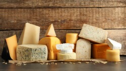 Lebensmittelwarnung.de warnt vor bestimmten Käse aus einer Käserei in Sachsen und Bayern. (Foto: Africa Studio/AdobeStock)