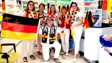 Das Team der Alheimer Apotheke „leidet“ am WM-Fieber. Kennen Sie ein Mittel dagegen? (Foto:Christian Hangen / privat)