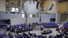 Der Bundestag wird sich wohl schon sehr schnell mit einer Verlängerung der Austauschregeln der SARS-CoV-2-Arzneimittelversorgungsverordnung befassen. (Foto: IMAGO / Metodi Popow)