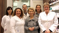 Dr. Ursula von der Leyen (Mitte vorn), Diana Rieck-Vogt (rechts hinten)
und Magdalene Linz (rechts vorn) mit Mitarbeitern der Leibniz-Apotheke in
Hannover. (Foto: Apothekerkammer Niedersachsen)