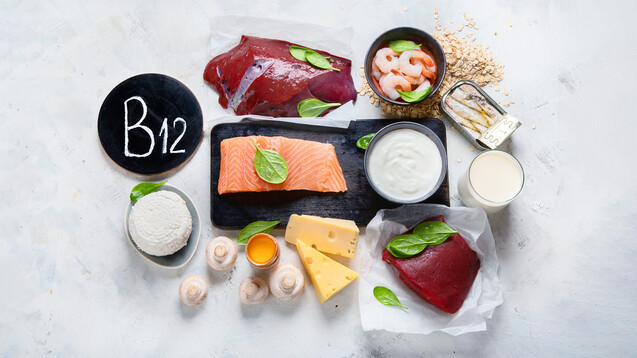Eine bedarfsdeckende Vitamin-B12-Versorgung nur über pflanzliche Lebensmittel ist nicht möglich. Personen, die sich vegan ernähren, sollten daher dauerhaft ein Vitamin-B12-Präparat einnehmen. (c / Foto: bit24/AdobeStock)