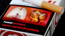 Eine spanischen Zigarettenpackung zeigt eine Raucherlunge: Verfaulte Zähne oder Nahaufnahmen von Krebsgeschwüren. (Foto: Martin Gerten / dpa)