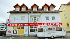 Der Wohnwagen-Schalter: Nach einem Brand ist die Adler-Apotheker in Mühlhausen vorübergehend umgezogen. (Foto: Daniel Volkmann)