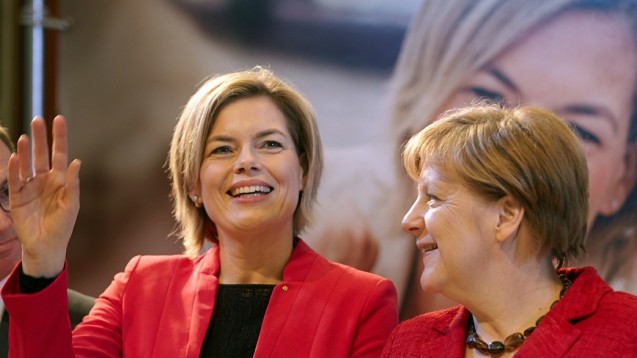 Rheinland-Pfalz: Wird es reichen für Spitzenkandidatin Julia Klöckner? Bei einem Wahlkampfauftritt mit Bundeskanzlerin Angela Merkel in Bad Neuenahr gab sie sich zuversichtlich. (Foto: Thomas Frey / dpa)