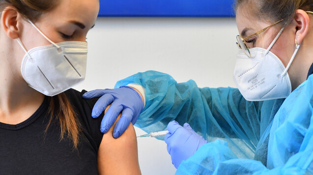 Die Apothekerschaft hat für eine früherer Impfung ihres Coronatest-Personals gekämpft. Offenbar erfolgreich. (Foto: IMAGO / Sven Simon)