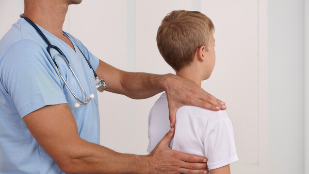 Sollte ein Therapiepfeiler bei nicht-spezifischen Rückenschmerzen bei Kindern auch aus Analgetika wie Ibuprofen bestehen? (Foto:&nbsp;dream@do / AdobeStock)