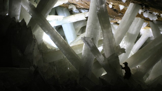 Höhlenkristalle enthalten teils uralte Mikroorganismen, die Forscher wieder zum Leben erwecken konnten. (Foto: Alexander Van Driessche / Wikimedia, CC BY-3.0)