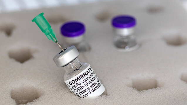 Ab sofort darf der COVID-19-Impfstoff von Biontech/Pfizer für 31 Tage im Kühlschrank gelagert werden. (x / Foto: IMAGO / Beautiful Sports)