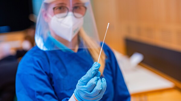 Probeentnahme für PCR-Tests: Worauf es beim Versicherungsschutz ankommt