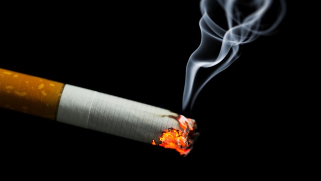  Wie gelingt der Rauchstopp? Nicotinersatz-Präparate aus der Apotheke unterstützen die Zigarettenentwöhnung. (nikkytok / stock.adobe.com)