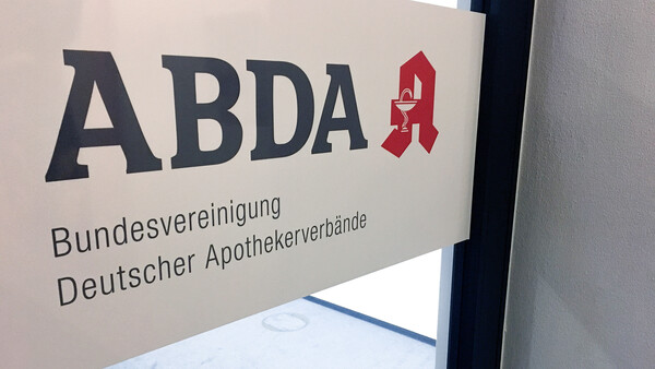 ABDA bringt 320 Millionen Euro für Dienstleistungen ins Spiel