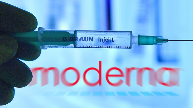 Moderna stellt als erstes Pharmaunternehmen einen Antrag auf bedingte Zulassung seines Corona-Impfstoffs mRNA-1273 in der EU. (p / Foto: imago images / Sven Simon)