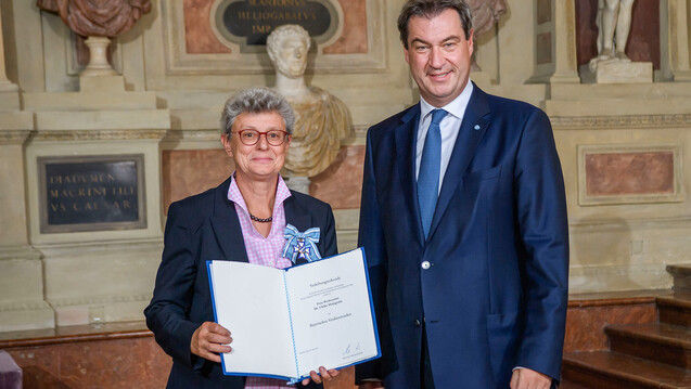 Ulrike Holzgrabe und Markus Söder bei der Verleihung des Verdienstordens am 22. Juli 2019. (Foto: Bayersiche Staatskanzlei)