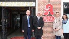 Die beiden FDP-Bundestagsabgeordneten Wieland Schinnenburg und Andrew Ullmann trafen sich mit den Apothekerinnen Wiebke und Heike Gnekow in der Privilegierten Adler Apotheke in Hamburg. (Foto: FDP)