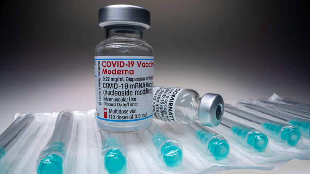 Viel Moderna, wenig Comirnaty, genug Zubehör, aber zu wenige Klebeetiketten: In Sachen COVID-19-Impfstoffbestellung geht es wieder drunter und drüber. (Foto: IMAGO / Beautiful Sports)&nbsp;
