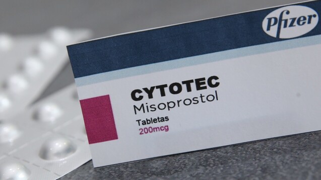 Cytotec: Ein umstrittenes Fertigarzneimittel in der Geburtshilfe, obwohl die Datenlage für den Wirkstoff Misoprostol als gut gilt. (c / Foto: picture alliance / MAXPPP)