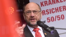 SPD-Kanzlerkandidat Martin Schulz sprach sich auch auf einer Mai-Kundgebung für die paritätische Belastung aus. (Foto: dpa)