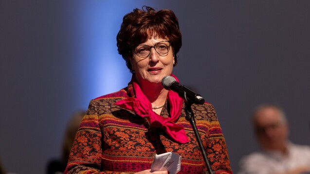 Ursula Funke, Präsidentin der Apothekerkammer Hessen, machte Minister Lauterbach beim DAT deutlich: Lobende Worte sind schön, aber Apotheken brauchen derzeit andere Unterstützung. (x / Foto: Schelbert/DAZ)