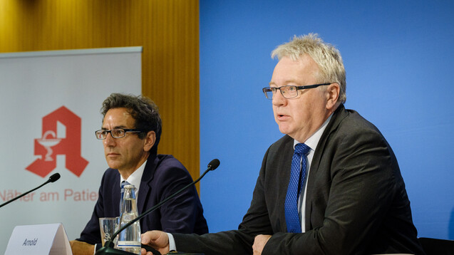 Vizepräsident und Leiter der Europadelegation der ABDA, Mathias Arnold (rechts), 2019 bei einer Pressekonferenz in Berlin. (x / Photo: ABDA / Wagenzik)