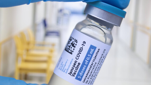 Die FDA schränkt aufgrund seltener Fälle von Thrombosen mit Thrombozytopenie-Syndrom (TTS) die Impfung mit dem Janssen-COVID-19-Impfstoff stark ein. (s / Foto: IMAGO / Zoonar)