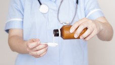 Saft, Tropfen, Spritzen – (nicht nur) flüssige
Arzneiformen sind fehleranfällig. (Foto: kuchina / stock.adobe.com)    