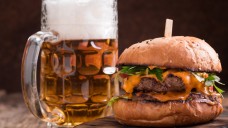 Fleisch und Alkohol, vor allem Bier, können Gichtanfälle auslösen. (Foto: id-art / Fotolia)