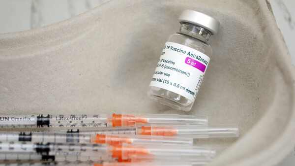 Vaxzevria: Erhöhtes Risiko für seltene Impfkomplikation auch bei älteren Frauen