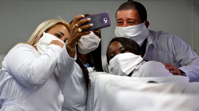 Kubanische Ärzte und Pfleger helfen inzwischen in etwa 60 Ländern bei der Versorgung von Corona-Patienten. (Foto: imago images / Agencia EFE)