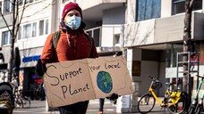 „Unterstütze deinen Planeten vor Ort“, fordert ein Klimaaktivist in Bonn. Auch Apotheker:innen treten vermehrt in Aktion. Auf dem Deutschen Apothekertag 2021 beschäftigen sich zwei Anträge mit der Klimakrise und der Rolle der Pharmazie. (Foto: c / Mika Baumeister / Unsplash)
