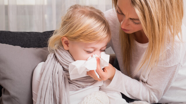 Wenn Kinder erkältet sind, können Erwachsene meist nur mit Zuwendung helfen. (c / Foto: Kaspars Grinvalds / stock.adobe.com)