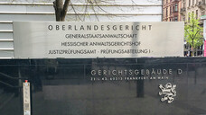 Das Oberlandesgericht Frankfurt hat der Apothekerkammer Nordrhein in einem Streit mit DocMorris in der Berufungsinstanz Recht gegeben. (Foto: OLG Frankfurt/M.)
