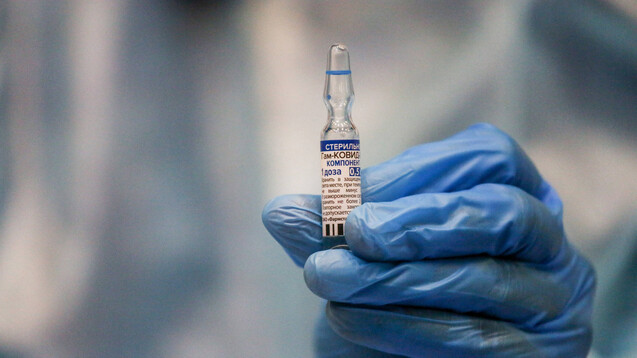 Eine Dosis des Sputnik-V-COVID-19-Impfstoffs. (x / &nbsp;Foto: IMAGO / UIG)