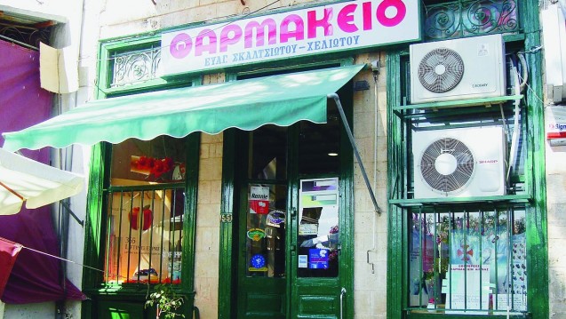 Kann demnächst zu 80 Prozent einem Investor gehören: Griechische Apotheke in Athen. (Foto: diz)