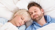 Männer mittleren Alters schlafen am wenigsten, Frauen durchschnittlich eine halbe Stunde länger. (Foto: Andrey Popov / Fotolia)