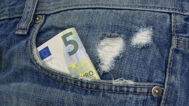 Die Aussicht, mindestens 5 Euro zu sparen, könnte etwa ein Viertel der Menschen dazu motivieren, Medikamente im Versandhandel zu bestellen. (Foto: IMAGO / Steinach)