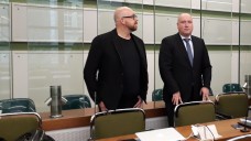 Der Prozessauftakt gegen Ex-ABDA-Sprecher Thomas Bellartz (links, mit seinem Anwalt) wurde vertagt. (Foto: DAZ.online)