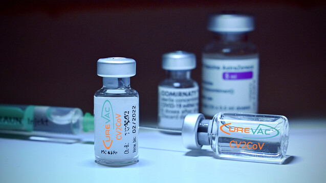 Der&nbsp;erste COVID-19-Impfstoffkandidat CVnCoV schützte nur zu 47 Prozent vor einer COVID-19-Erkrankung. Sollte sich Curevac nur noch auf CV2CoV konzentrieren? (s / Foto: IMAGO / Sven Simon)