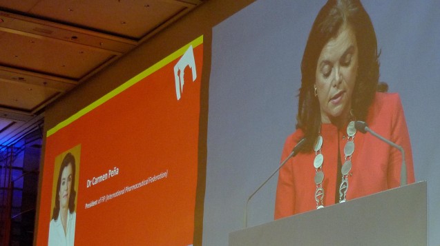 FIP-Präsidentin Carmen Peña eröffnet den Weltapothekerkongress in Düsseldorf. (Foto: diz/DAZ)