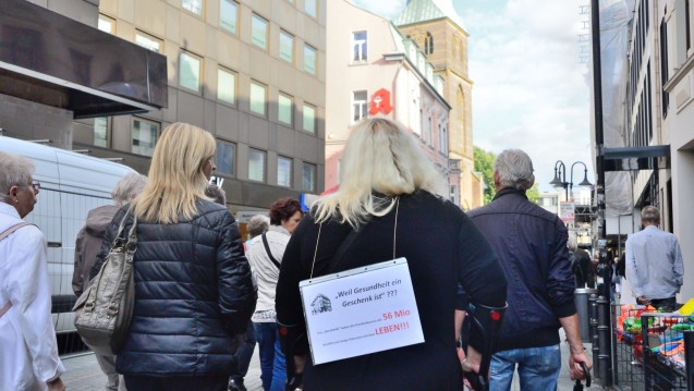 Der Demonstrationszug auf dem Weg zur Apotheke von Peter S. (Foto: hfd / DAZ.online)