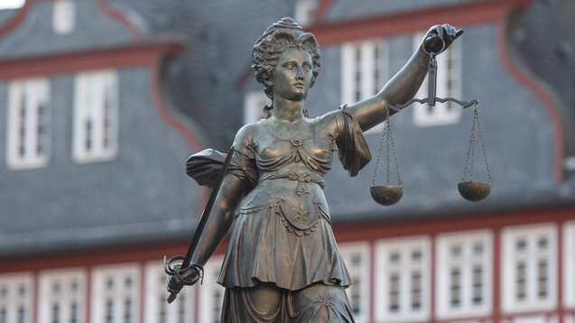 Das Landgericht Frankfurt hat einen Apotheker wegen Abrechnungsbetrugs verurteilt. (Foto: IMAGO / Jan Huebner)