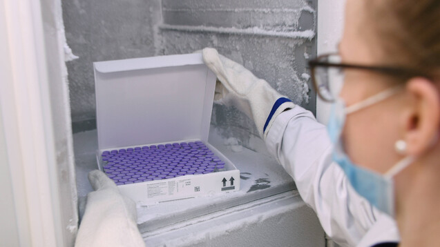 Derzeit muss der Biontech/Pfizer Impfstoff gegen COVID-19 noch in besonderen Gefrierschränken aufbewahrt werden – das könnte sich bald ändern. (Foto: IMAGO / ULMER Pressebildagentur)