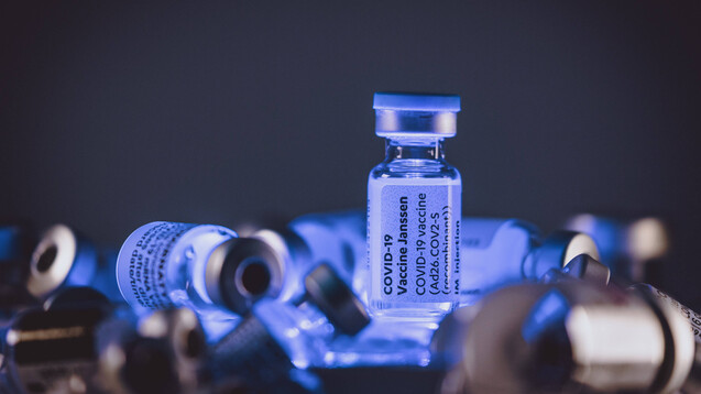 Nach wissenschaftlicher Einschätzung der EMA ist eine Boosterdosis mit dem COVID-19-Impfstoff Janssen möglich, nach erfolgter erster Janssen-Impfung oder auch nach zwei Dosen mRNA-Impfstoff. Prinzipiell seien die Corona-Impfstoffe frei kombinierbar. (Foto: IMAGO / Eibner Europa)