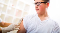 Ist eine dritte Mumps-Impfung
im Alter von 18 Jahren nötig? In den USA erhalten Kinder ihre zweite Mumps-Impfung
zwischen vier und sechs Jahren – in Deutschland zwischen 15 und 23 Monaten. (Foto: Mediteraneo / stock.adobe.com)